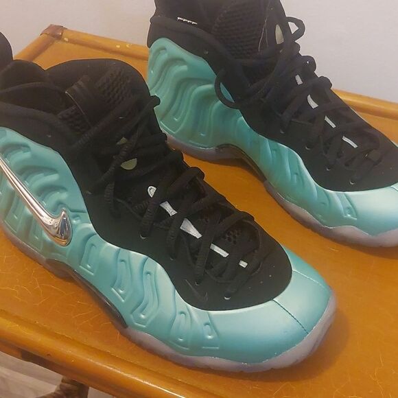 Island Green Nike Youth Foamposite - Picture 2 of 8